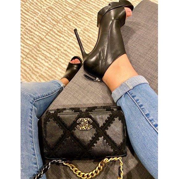 FULL SET - CHANEL 19 WOC Black Calfskin & Crochet Shoulder Bag w/ Ruthenium HW - Picture 9 of 16